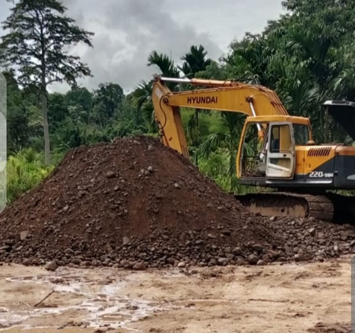 Alat berat sedang melalukan aktifitas penambangan di wilwyah kecamatan  Ulumusi