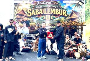 Pemimpin Wilayah Pegadaian Kanwil VIII Jakarta 1, Dede Kurniawan menerima penghargaan dari tokoh adat pada Festival Adat dan Budaya Saba Lembur II di Kampung Cibuluh, Desa Kiarasari, Kecamatan Sukajaya, Kabupaten Bogor.