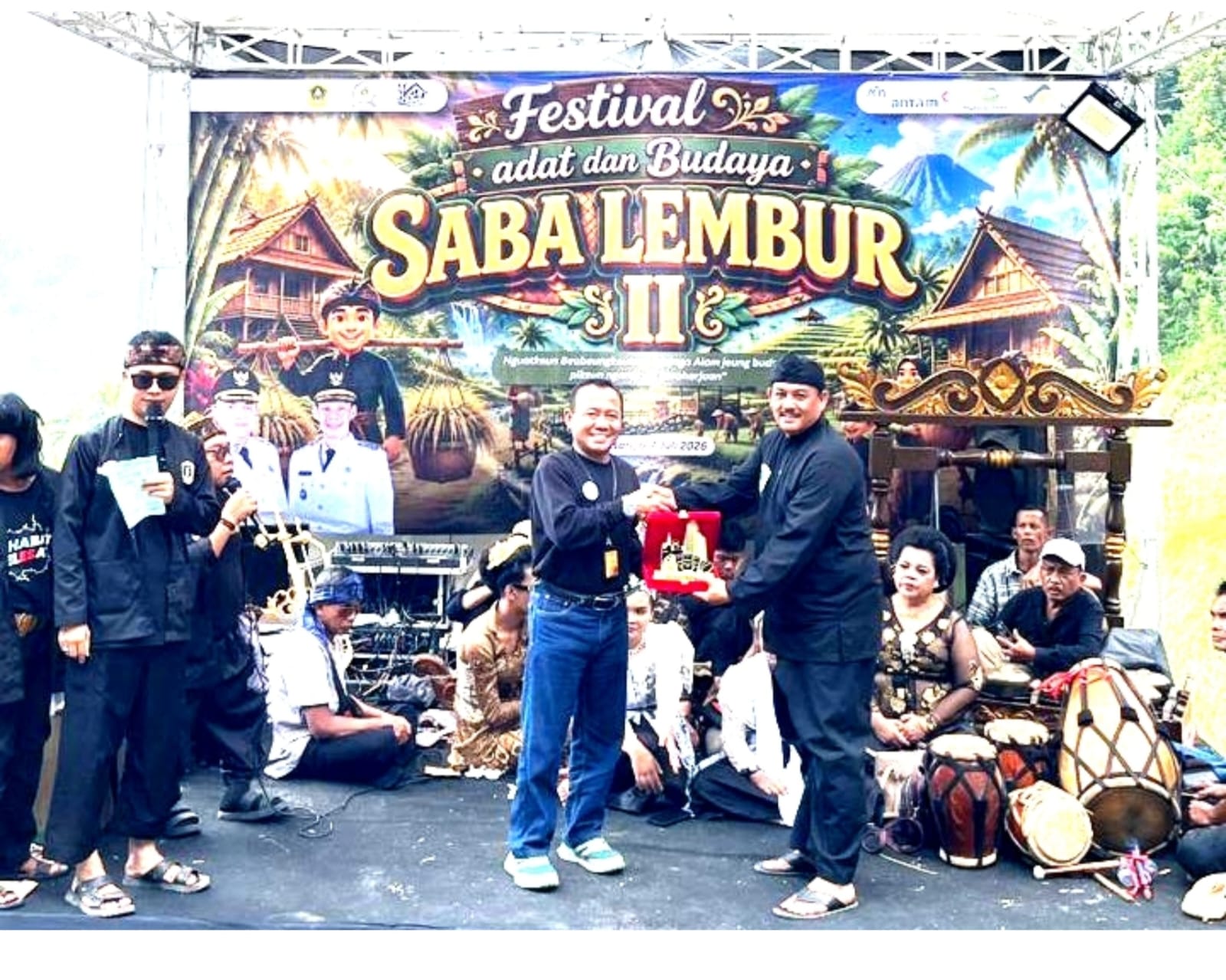Pemimpin Wilayah Pegadaian Kanwil VIII Jakarta 1, Dede Kurniawan menerima penghargaan dari tokoh adat pada Festival Adat dan Budaya Saba Lembur II di Kampung Cibuluh, Desa Kiarasari, Kecamatan Sukajaya, Kabupaten Bogor.